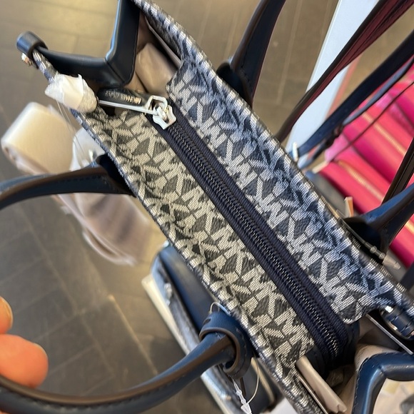 Michael Kors Mirella Small Ombré Signature Logo Crossbody Bag
Navy 
NWT - Picture 15 of 16